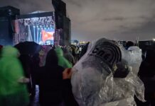 Material electoral del referéndum y consulta sirvió para cubrirse de la lluvia a quienes asistieron al Quitofest | Política | Noticias