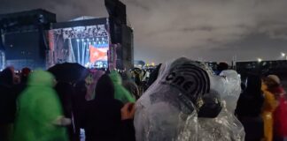 Material electoral del referéndum y consulta sirvió para cubrirse de la lluvia a quienes asistieron al Quitofest | Política | Noticias