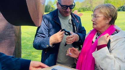 Personas invidentes en Chillida Leku, durante el acto de entrega de las reproducciones en 3D, el pasado mes de abril.