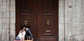 La mayoría de grandes ciudades ignoran los pisos turísticos en el diseño de la nueva tasa de basuras | Economía