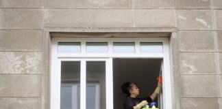 Psicólogos, abogados, cuidadores… La precariedad de las plataformas digitales asalta a cada vez más sectores | Economía