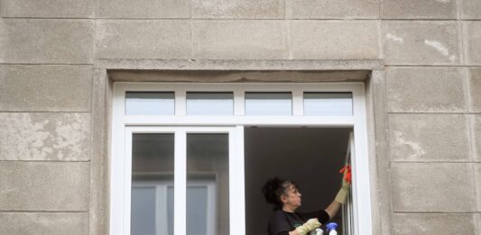 Los riesgos laborales de tres de cada diez empleadas de hogar siguen pendientes de evaluar pese a la obligatoriedad | Economía