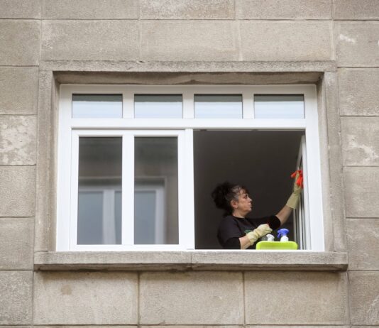 Los riesgos laborales de tres de cada diez empleadas de hogar siguen pendientes de evaluar pese a la obligatoriedad | Economía