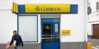 Correos sube un 7,9% los sellos nacionales y un 5,5% los paquetes para 2026 | Economía