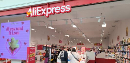 La UE cobrará tres euros a los paquetes de bajo coste de Temu, Shein o AliExpress que entren en el mercado comunitario | Economía