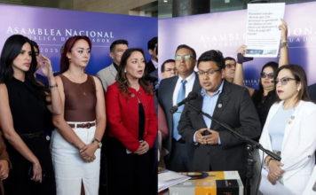 Pugna entre el oficialismo y el correísmo trasciende la Asamblea Nacional y se ‘alimenta’ con denuncias en la Fiscalía y en el TCE