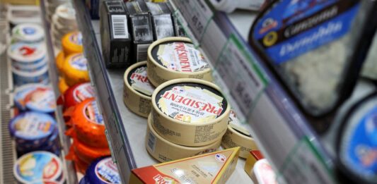 China impone aranceles provisionales de hasta el 42,7% a algunos productos lácteos europeos | Economía