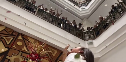 Tras su salida de la RC, Marcela Aguiñaga fue recibida entre aplausos y flores en la Prefectura del Guayas | Política | Noticias