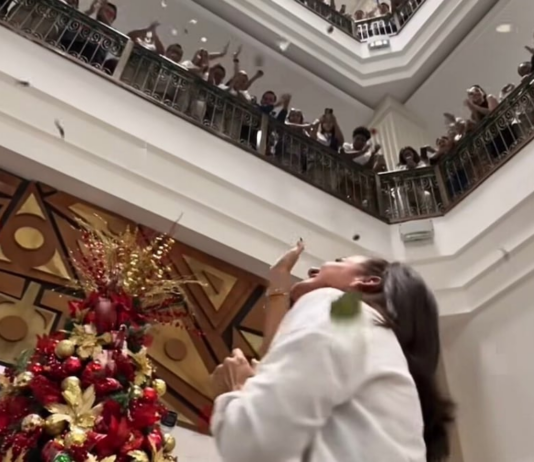 Tras su salida de la RC, Marcela Aguiñaga fue recibida entre aplausos y flores en la Prefectura del Guayas | Política | Noticias