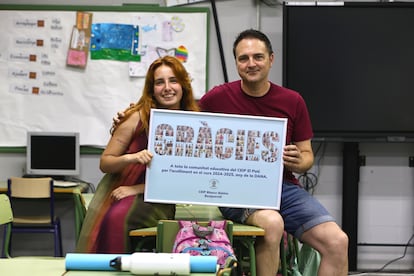Nerea González, profesora voluntaria, y Ricardo Lorente, director del CEIP Blasco Ibáñez, en Beniparrell (Valencia).