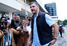 Seguidores y simpatizantes del alcalde de Guayaquil, Aquiles Álvarez, se ‘autoconvocan’ para respaldarlo en la audiencia de juicio del caso Triple A, en Quito | Política | Noticias
