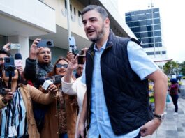 Seguidores y simpatizantes del alcalde de Guayaquil, Aquiles Álvarez, se ‘autoconvocan’ para respaldarlo en la audiencia de juicio del caso Triple A, en Quito | Política | Noticias