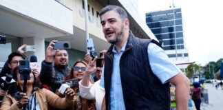 Seguidores y simpatizantes del alcalde de Guayaquil, Aquiles Álvarez, se ‘autoconvocan’ para respaldarlo en la audiencia de juicio del caso Triple A, en Quito | Política | Noticias