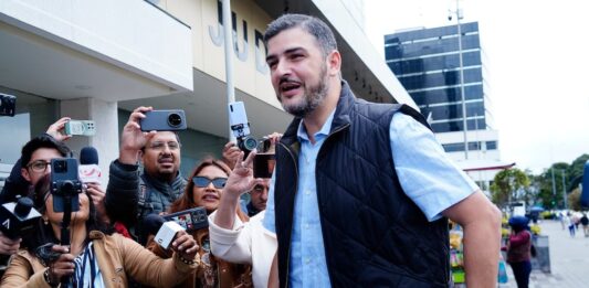 Seguidores y simpatizantes del alcalde de Guayaquil, Aquiles Álvarez, se ‘autoconvocan’ para respaldarlo en la audiencia de juicio del caso Triple A, en Quito | Política | Noticias