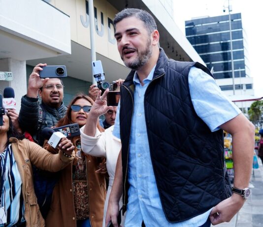Seguidores y simpatizantes del alcalde de Guayaquil, Aquiles Álvarez, se ‘autoconvocan’ para respaldarlo en la audiencia de juicio del caso Triple A, en Quito | Política | Noticias