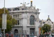 La deuda pública baja al 103,2% del PIB en el tercer trimestre, pero marca un récord de 1,7 billones | Economía