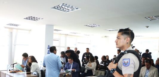 Fiscalía ubica tres eventos en los que se dio la difusión de información de circulación restringida relacionada con el caso León de Troya; para los tres oficiales procesados se pide prisión preventiva | Política | Noticias