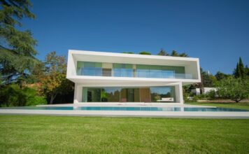 Las tres casas de la semana: sobriedad máxima en La Moraleja por 10,5 millones | Negocios
