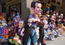 Daniel Noboa predomina entre los monigotes políticos de la tradicional calle 6 de Marzo en Guayaquil | Política | Noticias