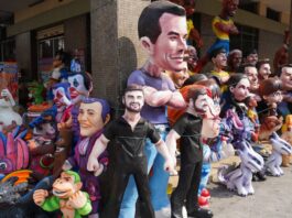 Daniel Noboa predomina entre los monigotes políticos de la tradicional calle 6 de Marzo en Guayaquil | Política | Noticias