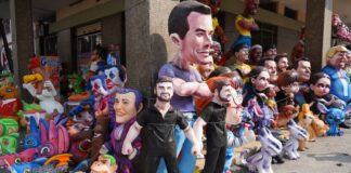 Daniel Noboa predomina entre los monigotes políticos de la tradicional calle 6 de Marzo en Guayaquil | Política | Noticias