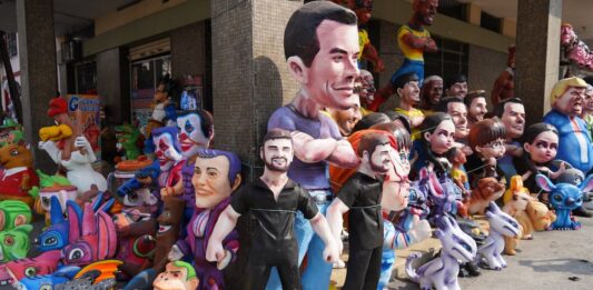 Daniel Noboa predomina entre los monigotes políticos de la tradicional calle 6 de Marzo en Guayaquil | Política | Noticias