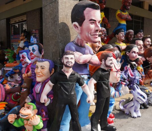 Daniel Noboa predomina entre los monigotes políticos de la tradicional calle 6 de Marzo en Guayaquil | Política | Noticias