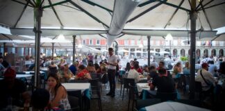 Los expertos de Trabajo recomiendan subir el salario mínimo entre un 3,1% y un 4,7%, hasta 56 euros brutos | Economía