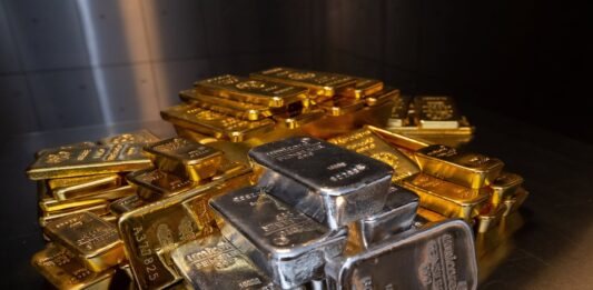 El oro supera por primera vez los 4.500 dólares y se dispone a cerrar su mejor año desde 1979 | Mercados Financieros