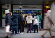 Los loteros, hartos de los precios congelados en los décimos: “Se piensan que somos millonarios, pero algunos pasamos aprietos” | Economía