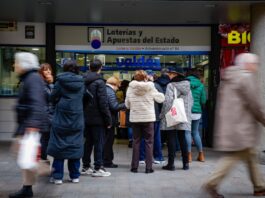 Los loteros, hartos de los precios congelados en los décimos: “Se piensan que somos millonarios, pero algunos pasamos aprietos” | Economía