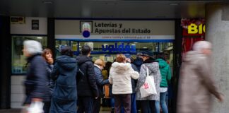 Los loteros, hartos de los precios congelados en los décimos: “Se piensan que somos millonarios, pero algunos pasamos aprietos” | Economía