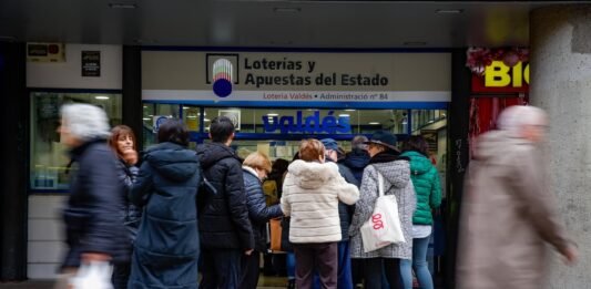 Los loteros, hartos de los precios congelados en los décimos: “Se piensan que somos millonarios, pero algunos pasamos aprietos” | Economía