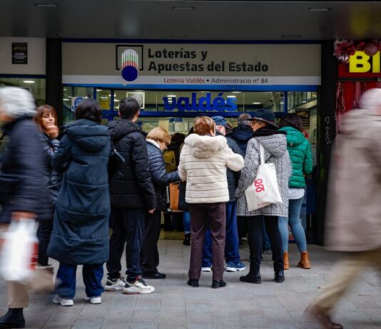 Los loteros, hartos de los precios congelados en los décimos: “Se piensan que somos millonarios, pero algunos pasamos aprietos” | Economía