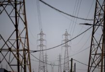 Las eléctricas prevén operar con el recargo antiapagón en la factura de la luz durante casi todo 2026 | Economía