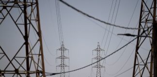 Las eléctricas prevén operar con el recargo antiapagón en la factura de la luz durante casi todo 2026 | Economía