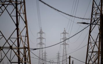 La regulación, el espejo de las malas prácticas del sector eléctrico | Opinión