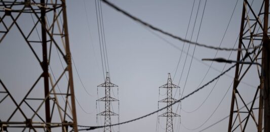 La regulación, el espejo de las malas prácticas del sector eléctrico | Opinión