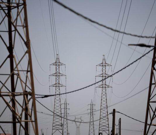 La regulación, el espejo de las malas prácticas del sector eléctrico | Opinión