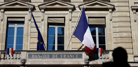 El Banco de Francia mejora sus previsiones de crecimiento pese a la incertidumbre sobre el presupuesto | Economía
