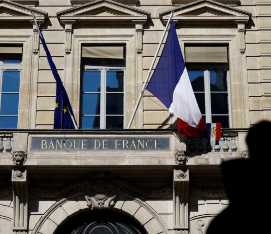 El Banco de Francia mejora sus previsiones de crecimiento pese a la incertidumbre sobre el presupuesto | Economía