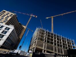 Bruselas recomienda menos burocracia en las licencias de vivienda para poner en el mercado 650.000 pisos más al año | Economía