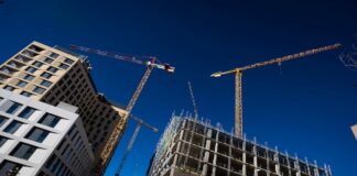 Bruselas recomienda menos burocracia en las licencias de vivienda para poner en el mercado 650.000 pisos más al año | Economía