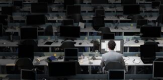 Las empresas creen que la desmotivación de los jóvenes influye más en el absentismo que las plantillas envejecidas | Economía