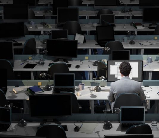 Las empresas creen que la desmotivación de los jóvenes influye más en el absentismo que las plantillas envejecidas | Economía