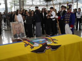 Féretro del expresidente Rodrigo Borja llegó al Palacio de Cristal, en Quito, entre aplausos de sus familiares y amigos | Política | Noticias
