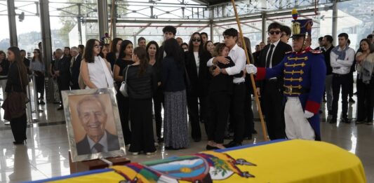 Féretro del expresidente Rodrigo Borja llegó al Palacio de Cristal, en Quito, entre aplausos de sus familiares y amigos | Política | Noticias