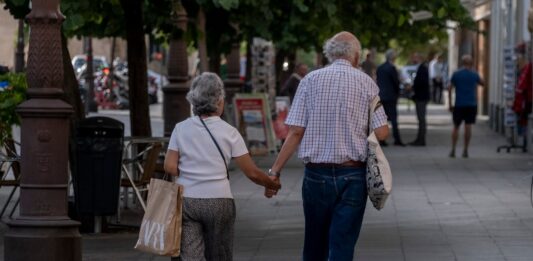 Las pensiones mínimas subirán al menos un 7% en 2026 y las no contributivas lo harán un 11,4% | Economía