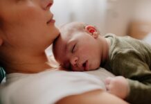 Un juez reconoce a una madre monoparental diez semanas extra de permiso pese a que el bebé nació antes de la ley protectora | Mis Derechos | Economía