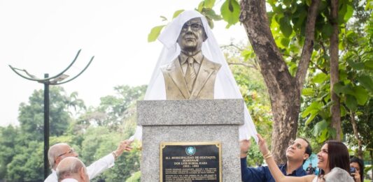 Municipio develó busto de Luis Noboa Icaza en parque de Urdesa, en Guayaquil | Política | Noticias